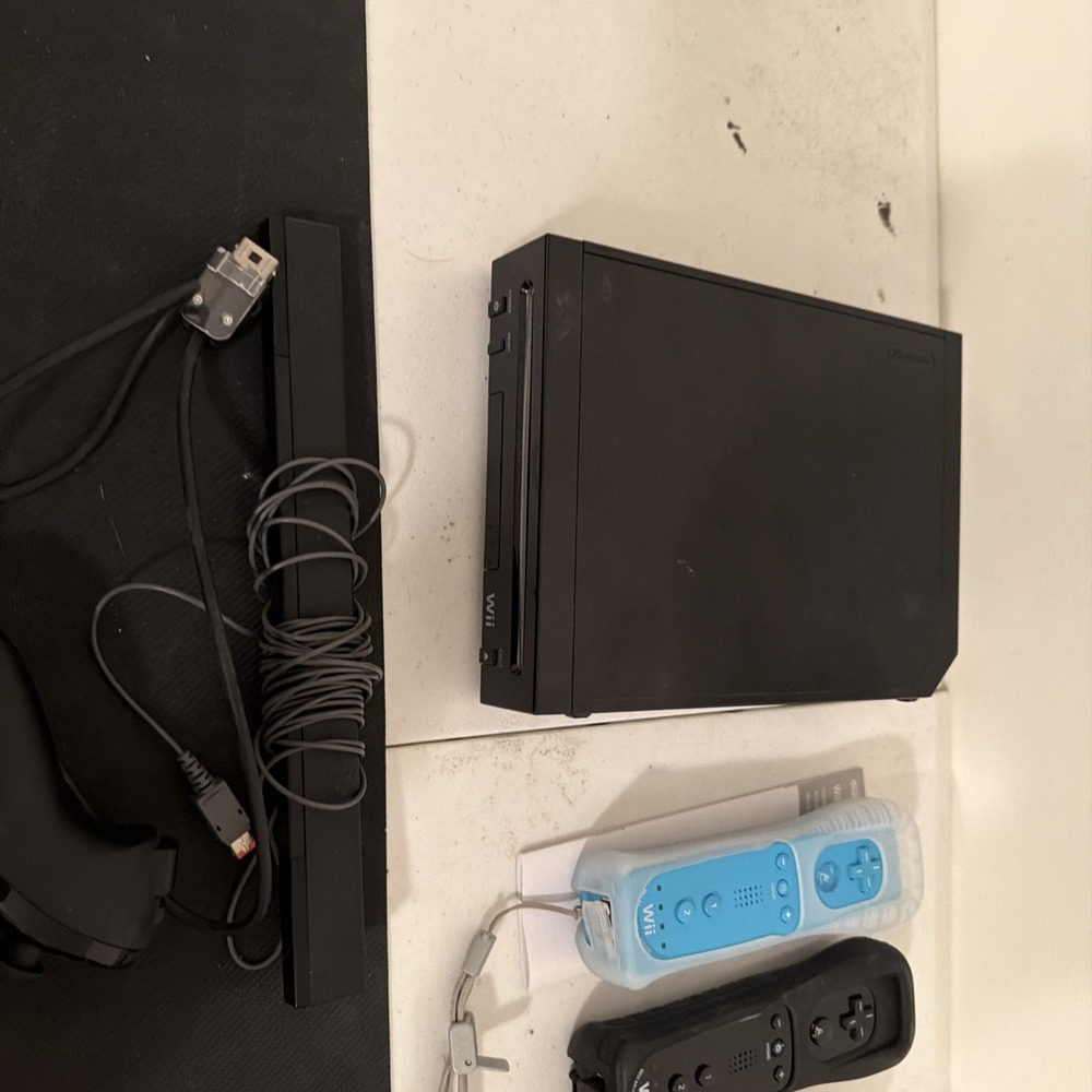 Nintendo Wii Console Black RVL-101 Bundle with Controllers and Accessories - Picture 3 of 8
